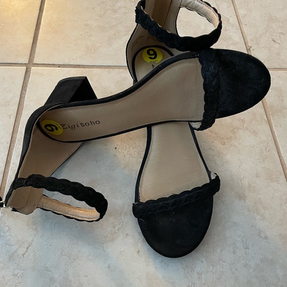 Black low heel, ankle strap sandals - Picture 6 of 8